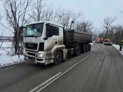 Nyerges vontató és egy busz ütközött össze 