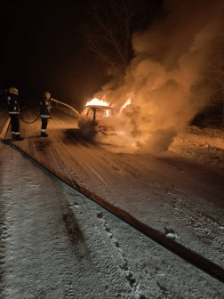 Teljes egészében égett egy autó az 5-ös főúton