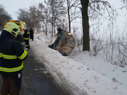 A tűzoltók áramtalanították a gépkocsikat