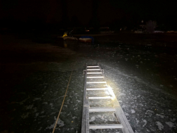 Duna jegén rekedt két hajó