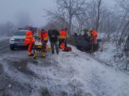 Árokba sodródott és felborult egy személygépkocsi 