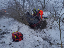A tűzoltók áramtalanították a járművet