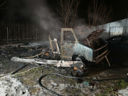 A tűz a környezetében álló gépkocsikat is veszélyeztette