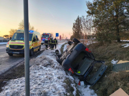 Árokba hajtott és felborult egy személygépkocsi 