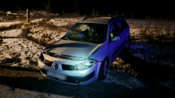 A tűzoltók áramtalanították a gépkocsikat