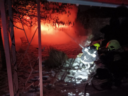 Mire a tűzoltók a helyszínre érkeztek, az épület már teljes egészében égett