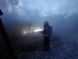 Két palackot a tűzoltók hoztak ki