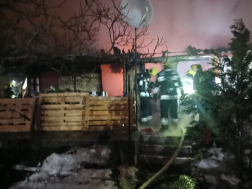 Mire a tűzoltók a helyszínre érkeztek, az épület már teljes egészében égett