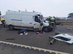 Kamion hátuljába rohant egy kisteherautó