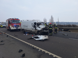 A kisteherautó sofőrje a roncsba szorult