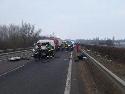 A tűzoltók feszítővágó segítségével szabadították ki a beszorult embert