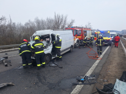 A tűzoltók áramtalanították a gépkocsit