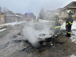 Az oltást követően a tűzoltók visszahűtötték a felmelegedett fém alkatrészeket