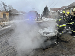 A tűzoltók átvizsgálták a kiégett járművet