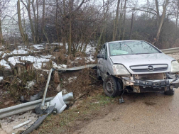 Szalagkorlátot átszakítva árokba hajtott egy személygépkocsi 