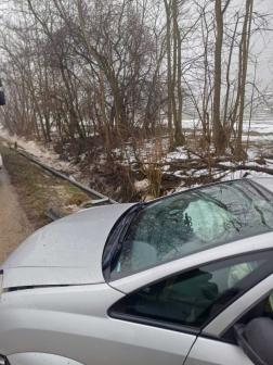 A tűzoltók áramtalanították és átvizsgálták a járművet