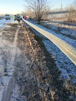 Szalagkorlátnak ütközött egy gépkocsi