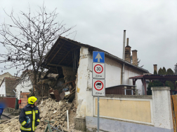 A fal a járdára és az úttestre dőlt