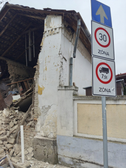 A megmaradt falrész veszélyeztette az arra közlekedőket