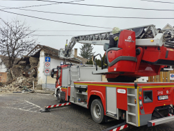 A tűzoltók amég lógó cserepeket eltávolították