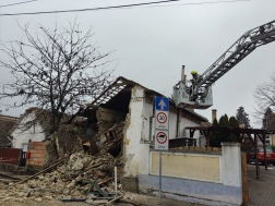 A tűzoltók lezárták az érintett utca szakaszt