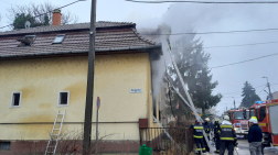 A tűz részben átterjedt a ház tetőzetére is