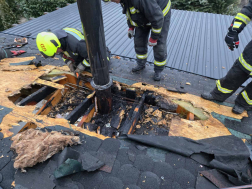 Könnyűszerkezetes épület tetőzete égett