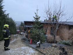 A tűzoltók megbontották a tetőszerkezetet