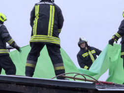 A tűzoltók lefóliázták a megbontott tetőt