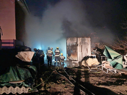 Harminc négyzetméteres, lemezborítású épület égett