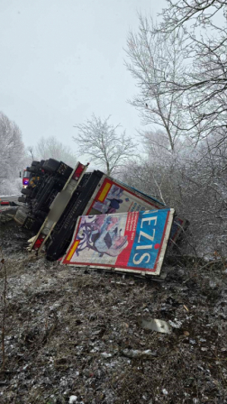 Oldalára borult a teherautó