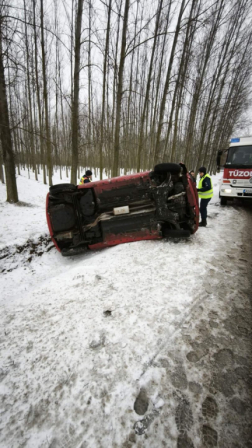 Lesodródott az útról és árokba hajtott egy gépkocsi