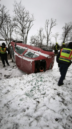 Az autó az oldalára borult