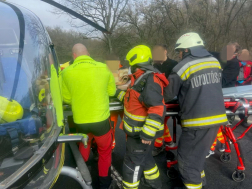 Az ütközés következtében egy ember a járműbe szorult