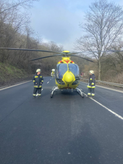 A tűzoltók feszítővágó segítségével a roncsba szorult embert kiszabadították