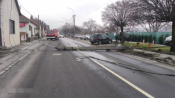  Betonoszlopnak ütközött egy gépjármű 