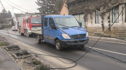 Az ütközés következtében az oszlop kidőlt