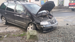 Betonoszlopnak ütközött egy gépjármű 