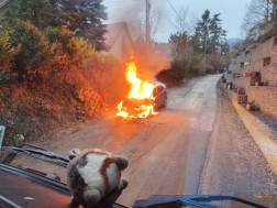 Mire a tűzoltók a helyszínre értek, a jármű motor- és utastere is égett