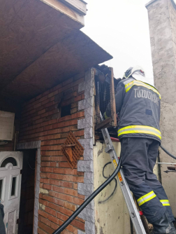 A tűz a lakóház tetőszerkezetének egy kis részére is átterjedt