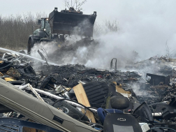 Összehordott hulladék égett 