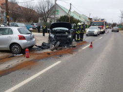 Két személygépkocsi ütközött össze