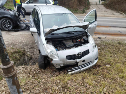 A tűzoltók áramtalanították a gépkocsikat