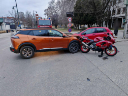 Két személygépkocsi és egy motorkerékpáros ütközött össze 