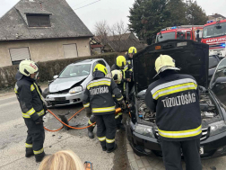 Egy ember a roncsba rekedt