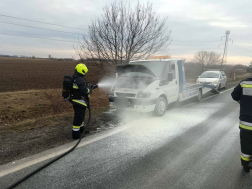 Az oltást követően a tűzoltók visszahűtötték a felmelegedett fém alkatrészeket