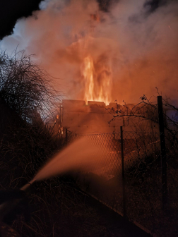 Családi ház tetőzete égett Bényén