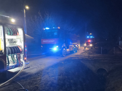 A tűzoltók több vízsugár segítségével oltották el a lángokat