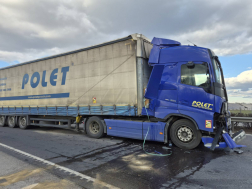 A tűzoltók áramtalanították a gépkocsikat