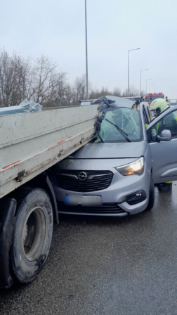 Teherautónak ütközött egy személygépkocsi